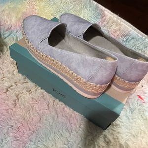 New with box Tom wedges blue